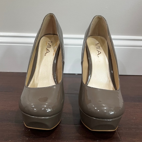 Mia Taupe Patent Leather Uptown Girl Chunky Platform Heel Size 8.5 - Picture 1 of 7